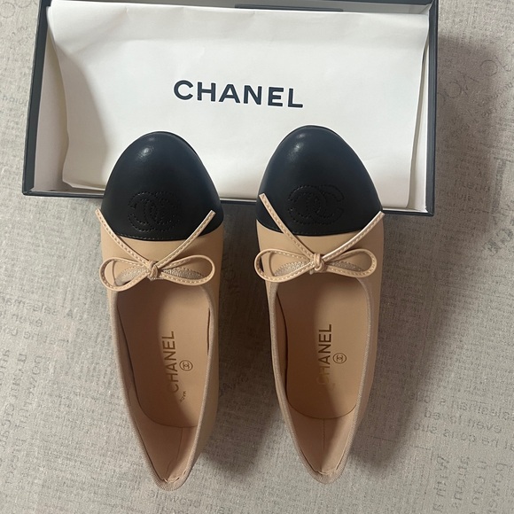 CHANEL Two-Tone Beige and Black Loafers - Picture 3 of 5